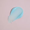 Ein Klecks Cooling Blur Mattifying Primer in hellblauer Gel- oder Cremeform auf einem blassrosa Hintergrund.