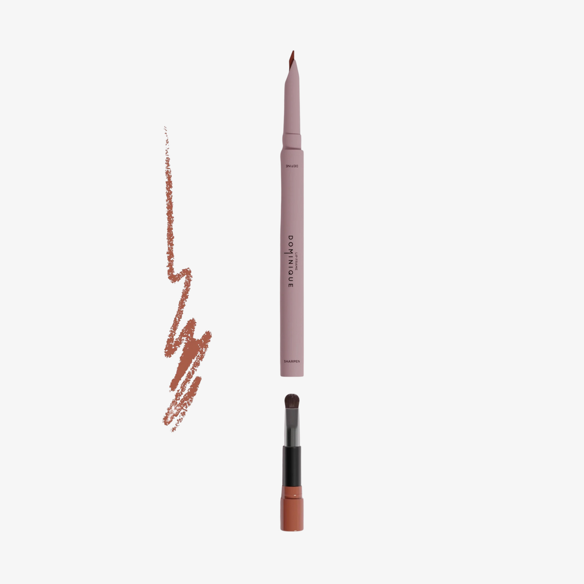 Dominique Cosmetics Lip Frame Pencil in Rostbraun (Terracotta Kiss), mit einem Pinsel an einem Ende und einem rostbraunem Muster auf weißem Hintergrund.