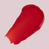 Ein Strich Pillow Soft Hydrating Lip & Cheek Stain in leuchtendem Rot auf hellbeigem Hintergrund.
