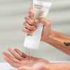 Eine Hand drückt klares Gel aus einer Tube Gangsta Grip Bonding Resin auf die Handfläche einer anderen Hand.