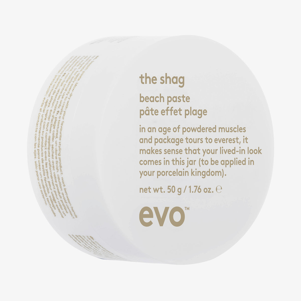 Weißer Tiegel mit The Shag Beach Paste steht aufrecht vor weißem Hintergrund.