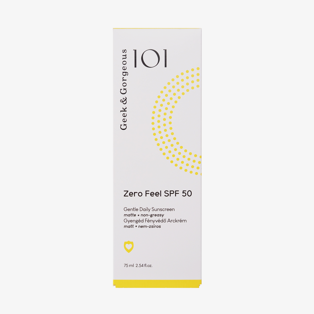 Weiße Schachtel von Geek & Gorgeous Zero Feel SPF 50 Sonnencreme mit gelben Akzenten und Text auf der Vorderseite.