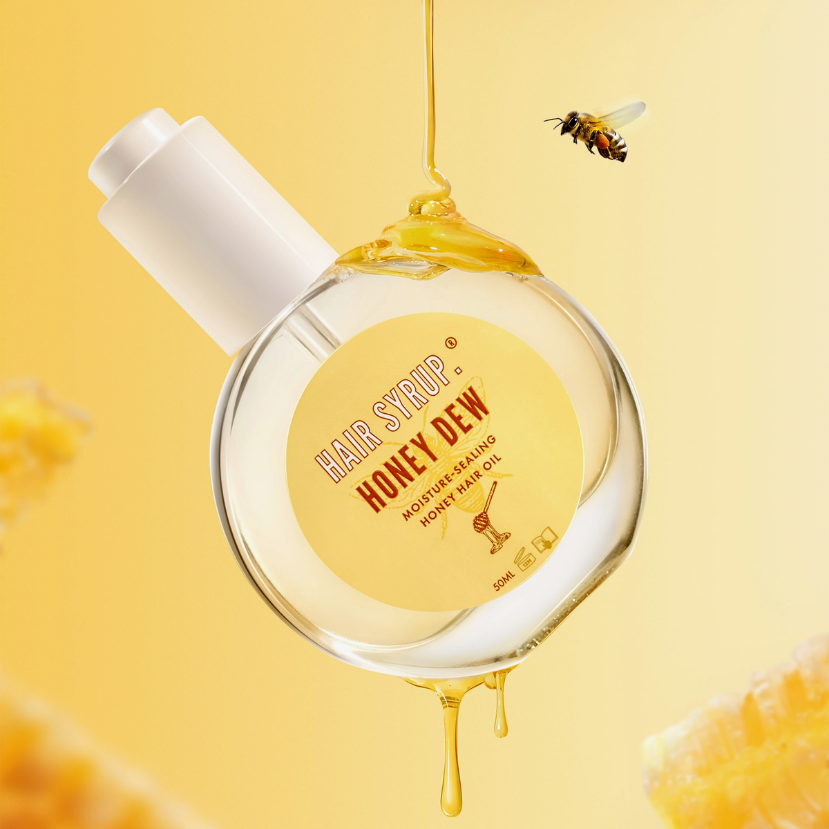 Eine runde Flasche Haarsirup-Honigtau-Öl tropft mit Honig, während eine Biene in der Nähe fliegt, vor einem gelben Hintergrund.