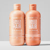 Zwei orangefarbene Flaschen Shampoo & Conditioner aus dem Shampoo & Conditioner for Dry and Damaged Hair Set.