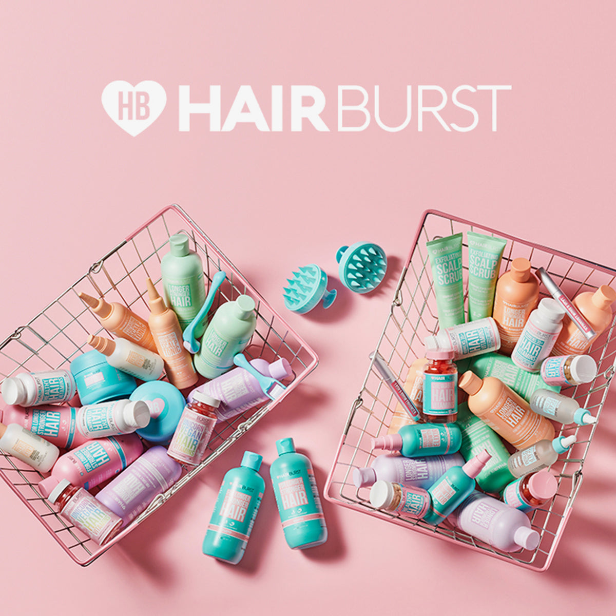 Zwei Einkaufskörbe gefüllt mit bunten Hairburst-Produkten auf rosa Hintergrund, darüber das Logo von Hairburst.