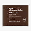 Braune Schachtel Pore Cleansing Balm BHA mit weißem Text vor weißem Hintergrund.