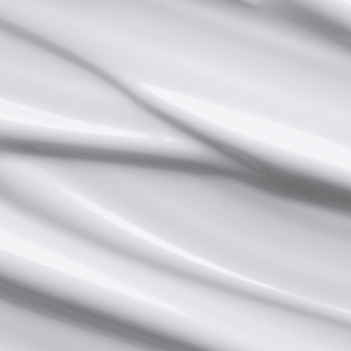 Nahaufnahme der cremig weißen Textur des HUSH Multi-Purpose Moisturiser mit sanften Lichtreflexen.