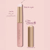 Der K2: Bubble Brush mit einer goldenen Kappe, einem flexiblen Silikonapplikator  auf rosa Hintergrund.
