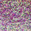 Nahaufnahme der Textur des des Opal Moonstone Loose Multichrome Eyeshadow Boujee Bae; ein grün-rosa schimmerndes Pigment.