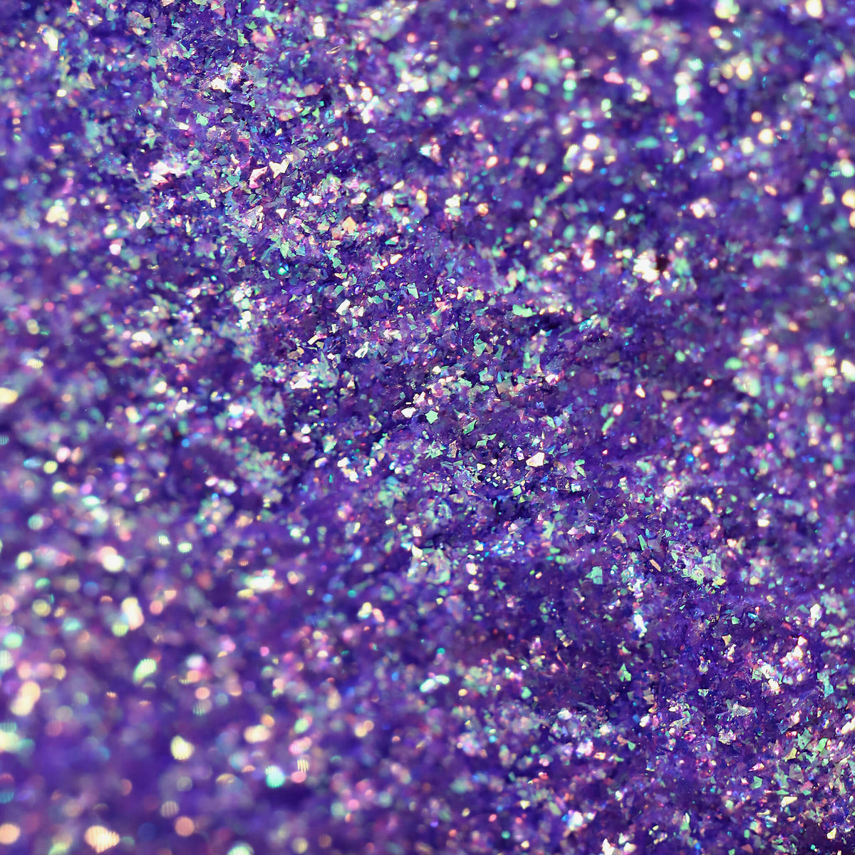 Nahaufnahme der Textur des des Opal Moonstone Loose Multichrome Eyeshadow Cry Baby; ein lila schimmerndes Pigment.