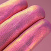 Nahaufnahme von Fingerspitzen, die in den Opal Moonstone Loose Multichrome Eyeshadow Cutie Pie getaucht wurde und gold-rosa glitzert.