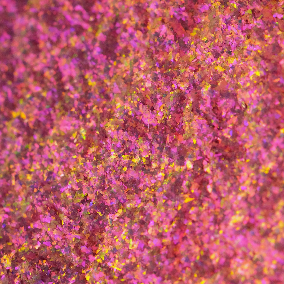 Nahaufnahme der Textur des des Opal Moonstone Loose Multichrome Eyeshadow Drama Queen; ein pink-orange schimmerndes Pigment.