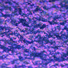 Nahaufnahme der Textur des des Opal Moonstone Loose Multichrome Eyeshadow Lazy Bones; ein lila schimmerndes Pigment.