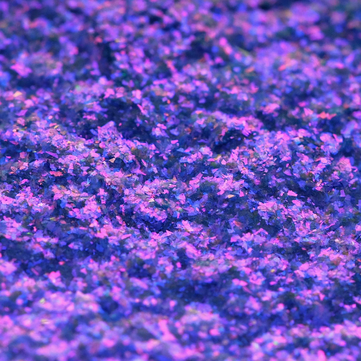 Nahaufnahme der Textur des des Opal Moonstone Loose Multichrome Eyeshadow Lazy Bones; ein lila schimmerndes Pigment.