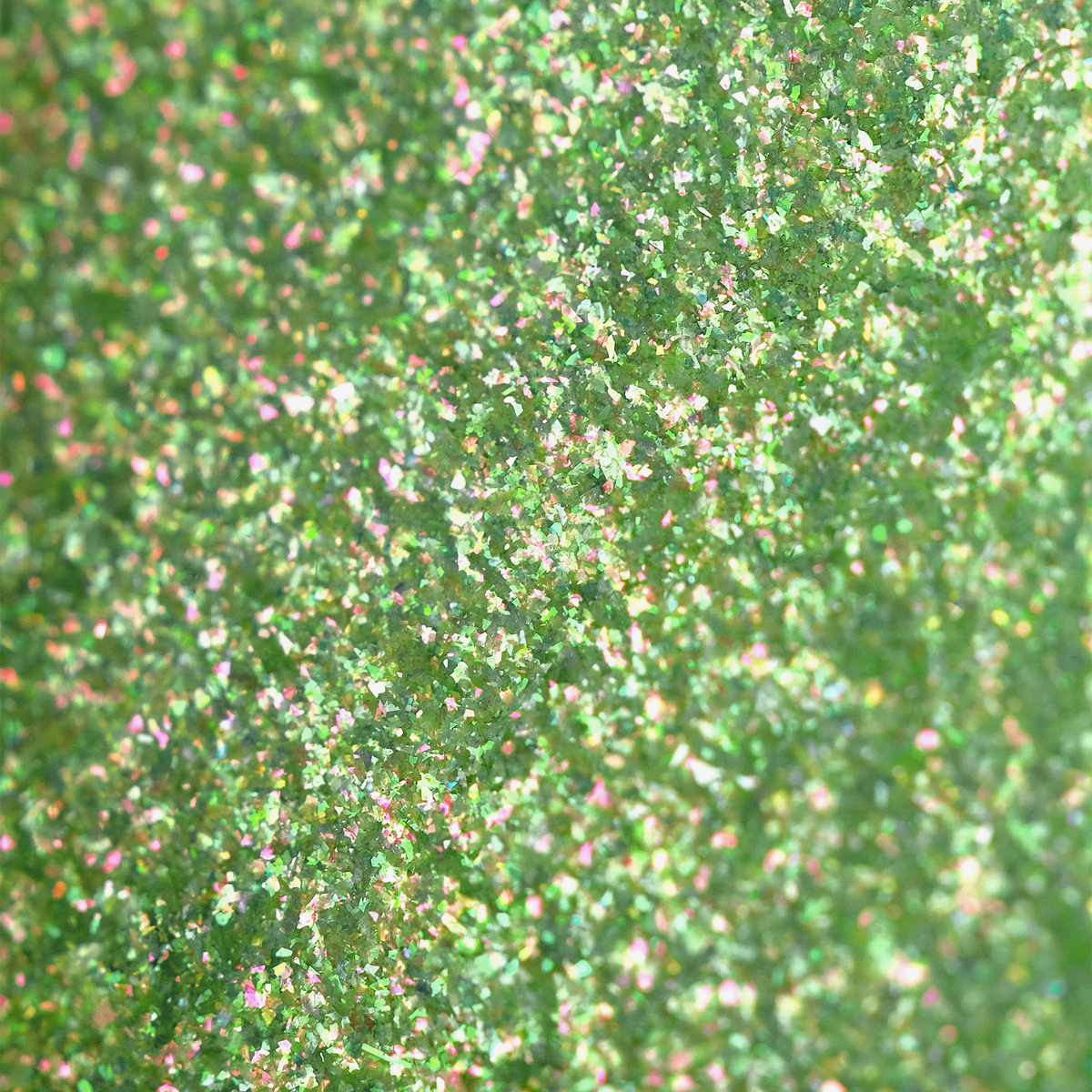 Nahaufnahme der Textur des des Opal Moonstone Loose Multichrome Eyeshadow Lucky Charm; ein grün schimmerndes Pigment.