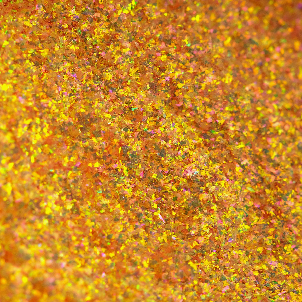 Nahaufnahme der Textur des des Opal Moonstone Loose Multichrome Eyeshadow Sassy Pants; ein gelb schimmerndes Pigment.