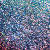 Nahaufnahme der Textur des des Opal Moonstone Loose Multichrome Eyeshadow Sleepy Head; ein blau-rosa schimmerndes Pigment.
