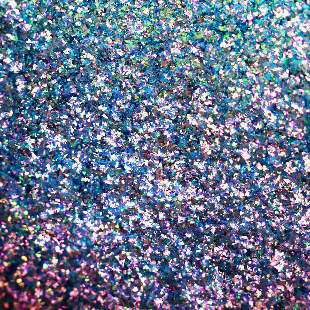 Nahaufnahme der Textur des des Opal Moonstone Loose Multichrome Eyeshadow Sleepy Head; ein blau-rosa schimmerndes Pigment.