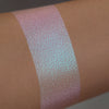 Ein schimmernder, schillernder rosa-blauer Farbstreifen Opal Multichrome Loose Eyeshadow Bubble Bath auf einem Arm.