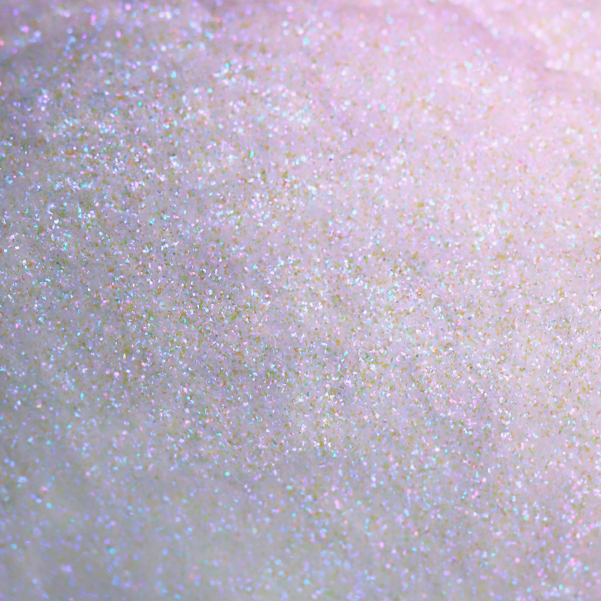 Nahaufnahme der Textur des des Opal Multichrome Loose Eyeshadow Nightfall; ein opal-lila schimmerndes Pigment.