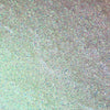Nahaufnahme der Textur des des Opal Multichrome Loose Eyeshadow Teddy Bear; ein opal-bläulich schimmerndes Pigment.