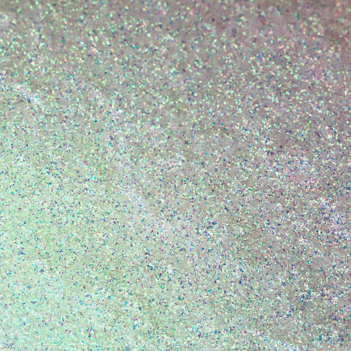 Nahaufnahme der Textur des des Opal Multichrome Loose Eyeshadow Teddy Bear; ein opal-bläulich schimmerndes Pigment.