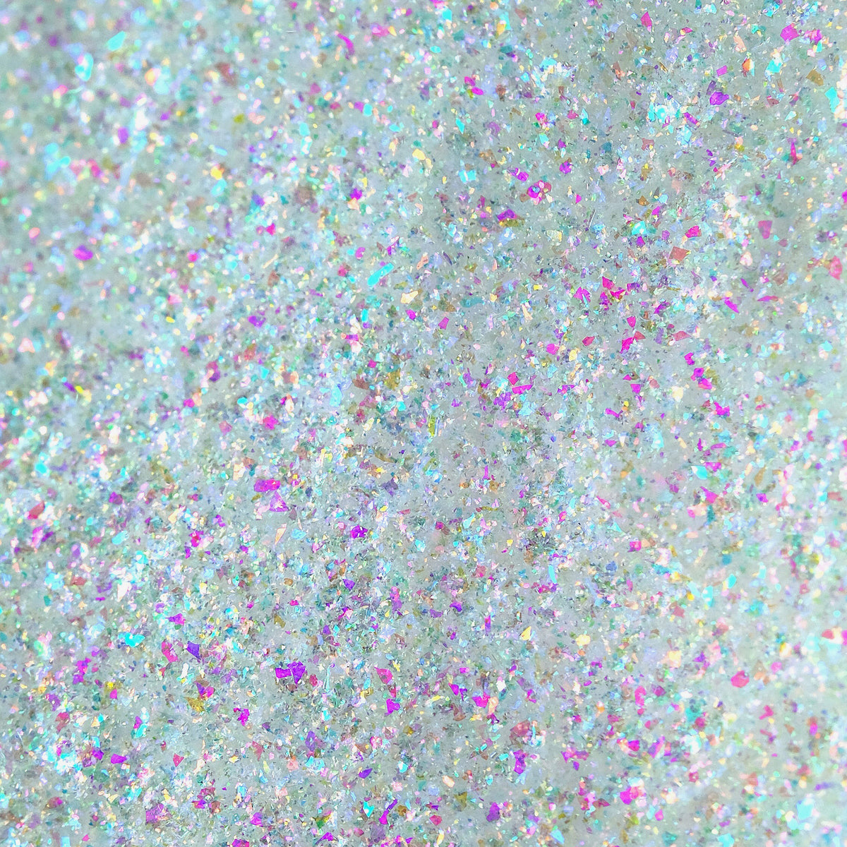 Nahaufnahme der Textur des des Opal Multichrome Loose Eyeshadow Velvet Dreams; ein türkis-pink schimmerndes Pigment.