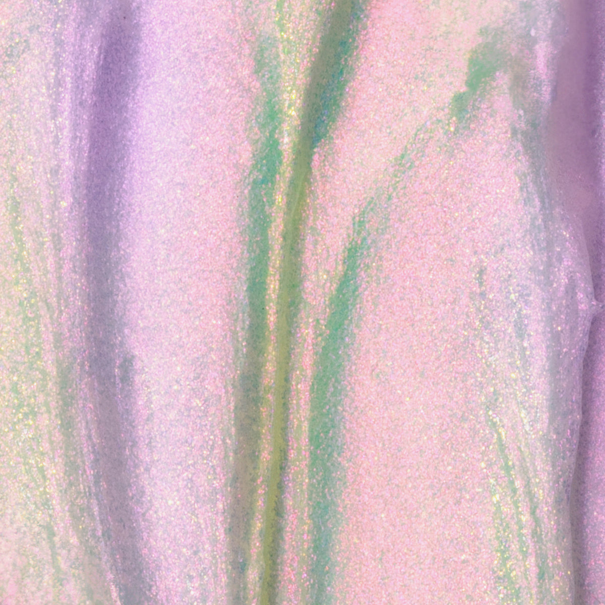 Nahaufnahme der Textur des Opal Shadow Potion Silky Gel Eyeshadow Cozy; eine lila-grünlich schimmernde Pigmentcreme.