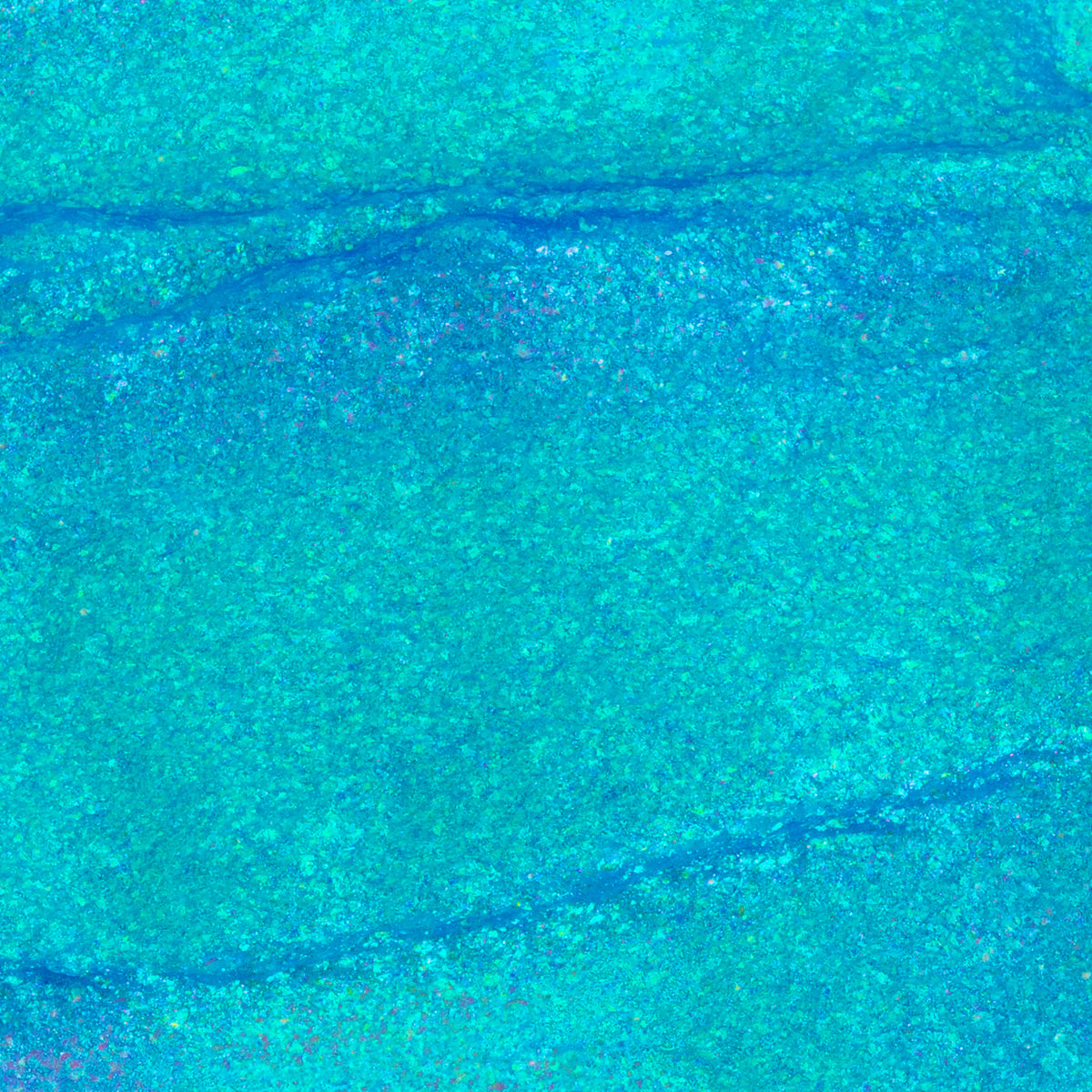 Nahaufnahme der Textur des Opal Shadow Potion Silky Gel Eyeshadow Dreamer; eine blau schimmernde Pigmentcreme.