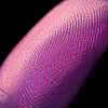 Nahaufnahme einer Fingerspitze, die in den Pastel Duochromes Loose Eyeshadow Blossom getaucht wurde und pink glitzert.