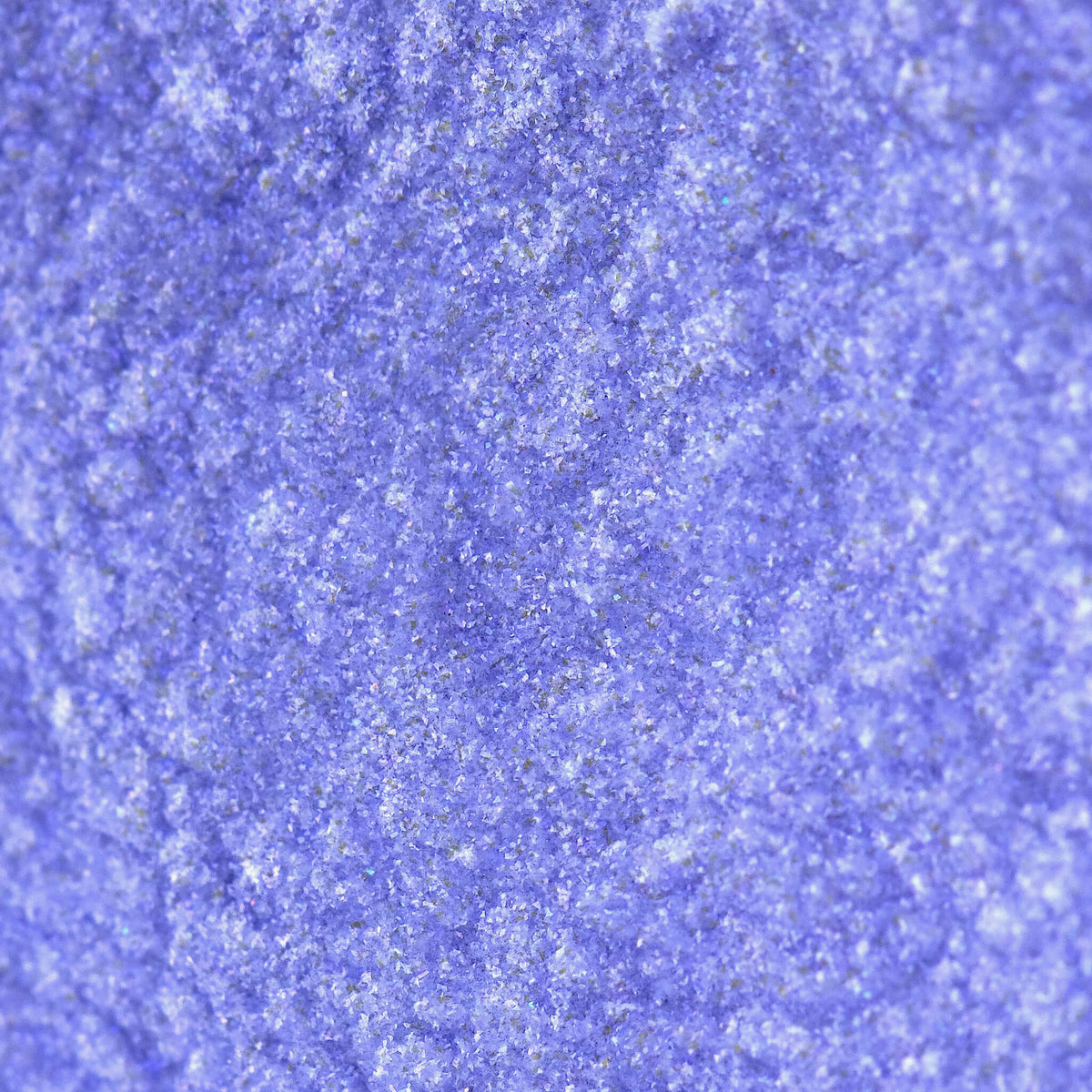 Nahaufnahme der Textur des Pastel Duochromes Loose Eyeshadow Frosting; ein lila schimmerndes Pigment.
