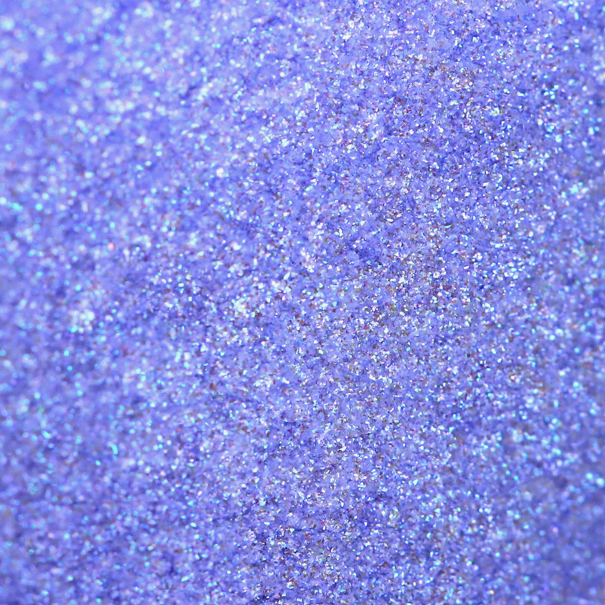 Nahaufnahme der Textur des Pastel Duochromes Loose Eyeshadow Ribbon; ein lila schimmerndes Pigment.