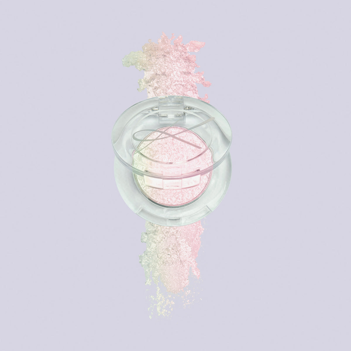 Kompaktdose des Pressed Opal Multichrome Eyeshadow Nightgown auf einem grün-rosa opal-schimmerndem Farbmuster auf blassviolettem Hintergrund.