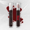 Transparente Tube des Dexter Lip Oil Aconite von Lethal Cosmetics mit schwarz-rotem glitzerndem Inhalt von vorne und hintern dargestellt.