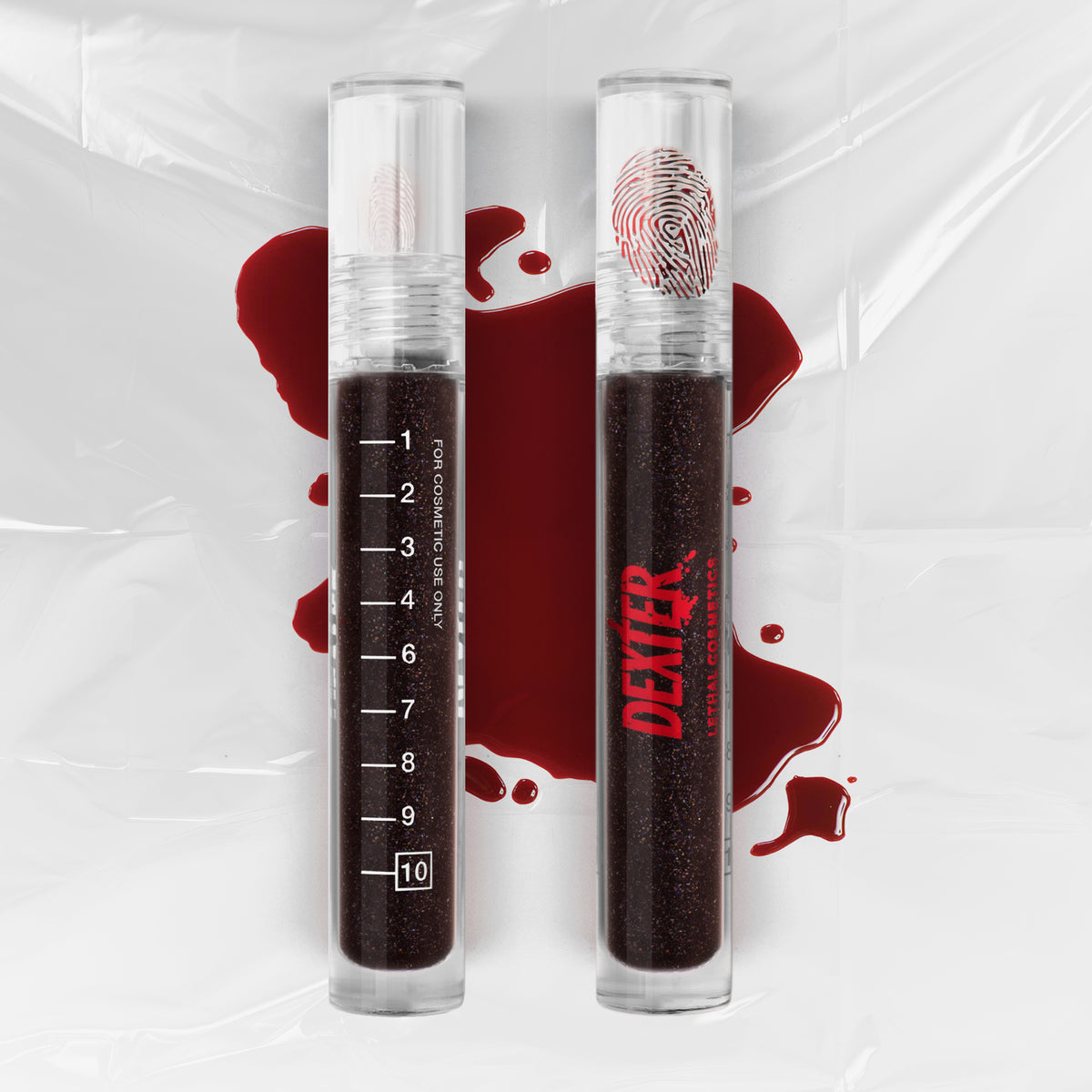 Transparente Tube des Dexter Lip Oil Aconite von Lethal Cosmetics mit schwarz-rotem glitzerndem Inhalt von vorne und hintern dargestellt.