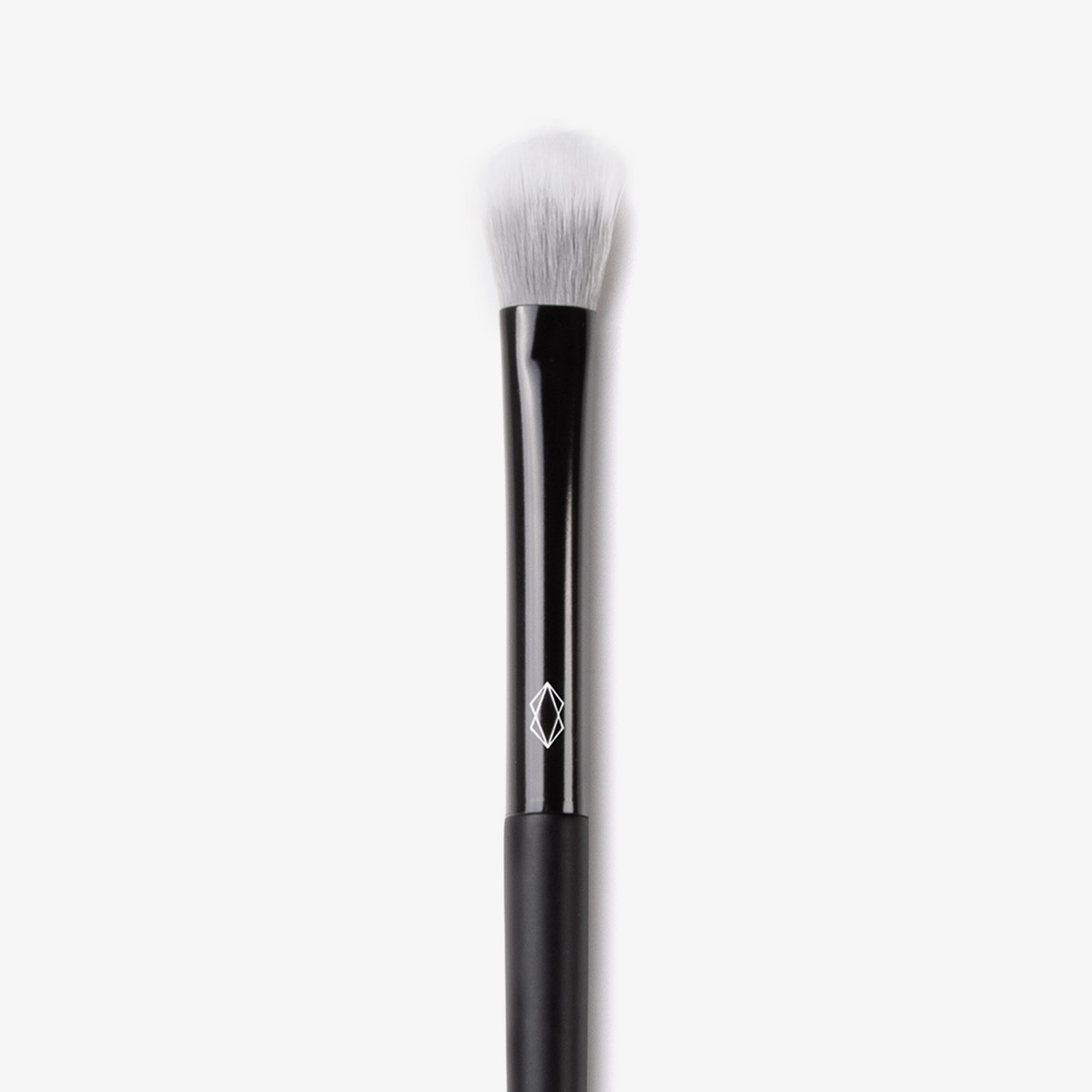 Der Lethal Cosmetics 210 Blending Brush hat weiße Borsten und einen schwarzen Griff, der auf einem weißen Hintergrund abgebildet ist.