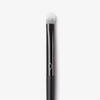 Der Lethal Cosmetics 215 Shading Brush hat einen schwarzen Griff und weiße Borsten, die auf einem weißen Hintergrund abgebildet sind.