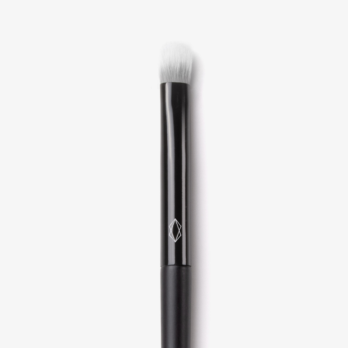 Der Lethal Cosmetics 215 Shading Brush hat einen schwarzen Griff und weiße Borsten, die auf einem weißen Hintergrund abgebildet sind.