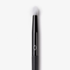Der Lethal Cosmetics 220 Pencil Brush zeichnet sich durch weiche, weiße Borsten und einen eleganten schwarzen Griff aus, der vor einem schlichten weißen Hintergrund steht.