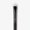 Der Lethal Cosmetics 225 Packing Brush ist ein schwarzer Schminkpinsel mit kurzen, dicht gepackten weißen Borsten auf weißem Hintergrund.