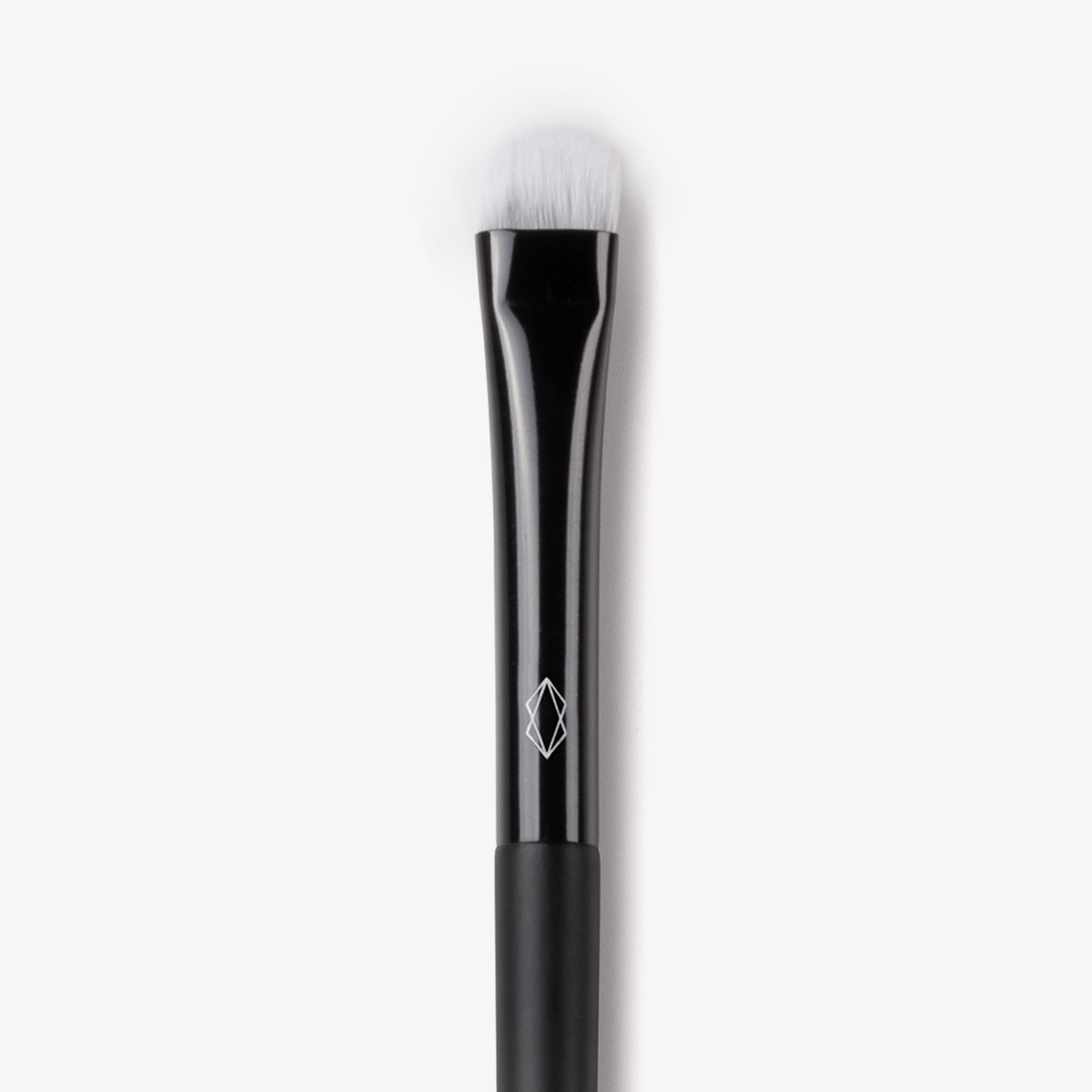 Der Lethal Cosmetics 225 Packing Brush ist ein schwarzer Schminkpinsel mit kurzen, dicht gepackten weißen Borsten auf weißem Hintergrund.