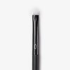 Der Lethal Cosmetics 230 Detail Brush hat einen schwarzen Griff und weiße Borsten, die auf einem weißen Hintergrund abgebildet sind.