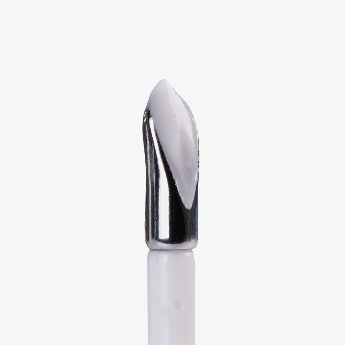 Nahaufnahme des Chrom-Applikators des ALCHEMY Eye Primer von Lethal Cosmetics mit weißem Produkt an der Spitze.