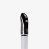 Nahaufnahme des Chrom-Applikators des ALCHEMY Eye Primer von Lethal Cosmetics mit schwarzem Produkt an der Spitze.