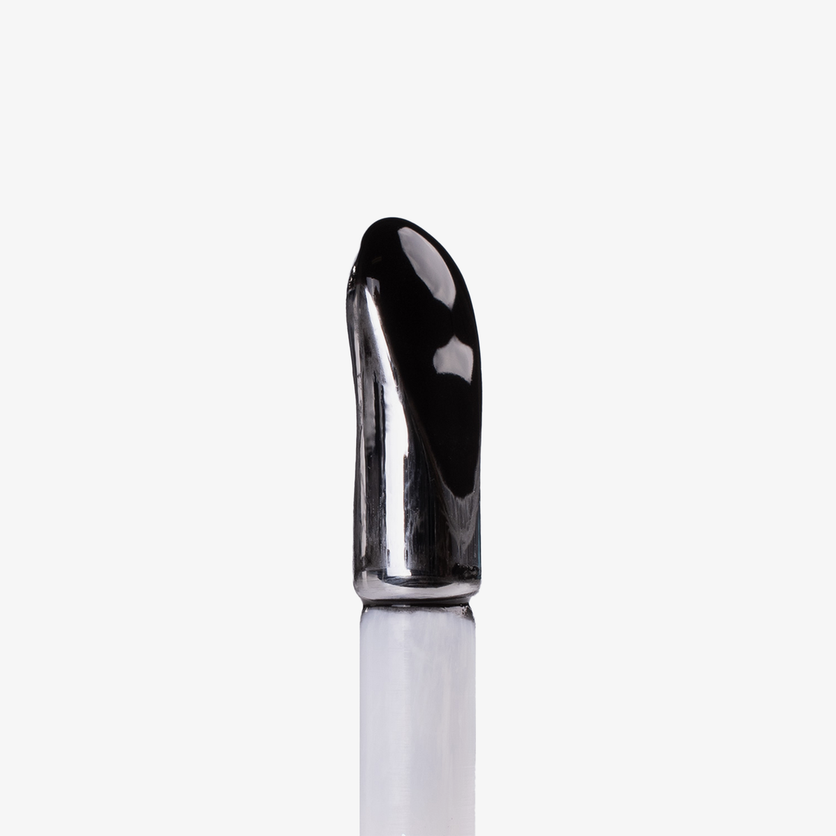 Nahaufnahme des Chrom-Applikators des ALCHEMY Eye Primer von Lethal Cosmetics mit schwarzem Produkt an der Spitze.