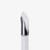 Nahaufnahme des Chrom-Applikators des ALCHEMY Eye Primer von Lethal Cosmetics mit weißem Produkt an der Spitze.