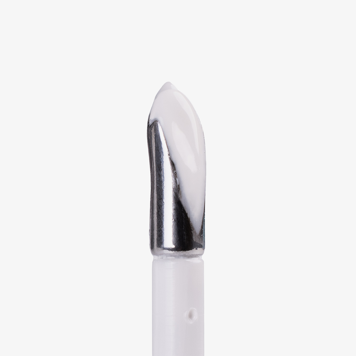 Nahaufnahme des Chrom-Applikators des ALCHEMY Eye Primer von Lethal Cosmetics mit weißem Produkt an der Spitze.