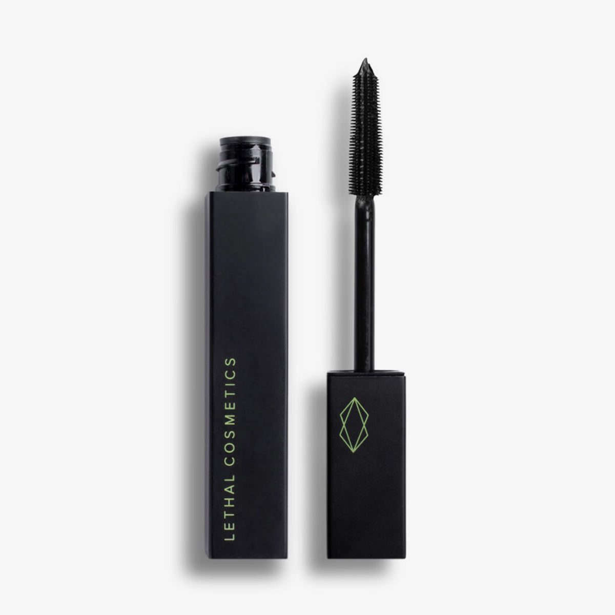 Geöffnete schwarze Mascara von Lethal Cosmetics mit grünem Logo und Applikatorbürste, stehend auf weißem Hintergrund.