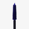 Nahaufnahme der CHARGED™ Mascara-Bürste von Lethal Cosmetics in Pulse mit leuchtend blauer Mascara.