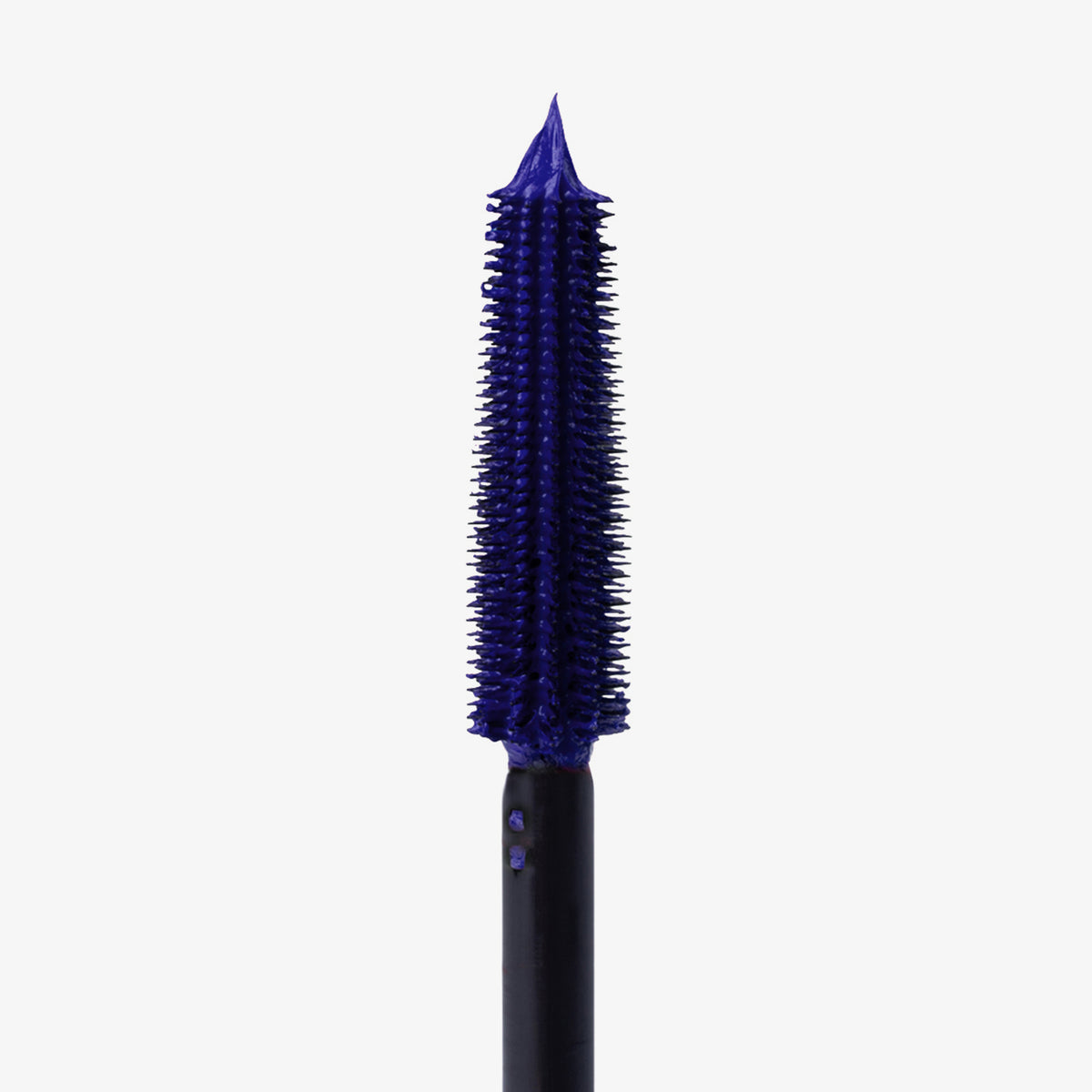 Nahaufnahme der CHARGED™ Mascara-Bürste von Lethal Cosmetics in Pulse mit leuchtend blauer Mascara.